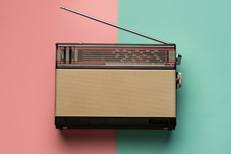 Foto gratuito receptor de radio de transmisión retro sobre fondo rosa y azul claro