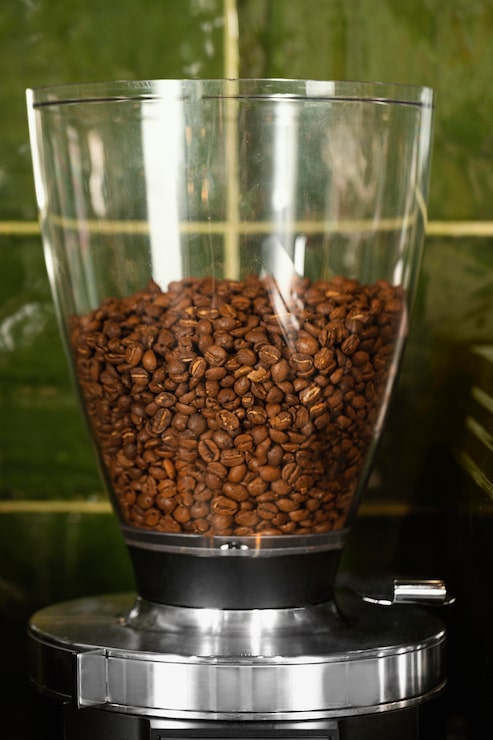 Foto gratuito recipiente de vidrio con granos de café