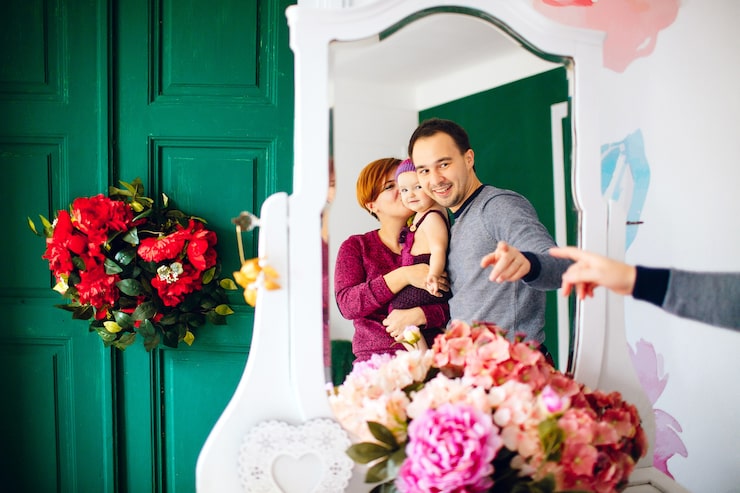 Foto gratuito reflejo de padres felices con niña en espejo blanco