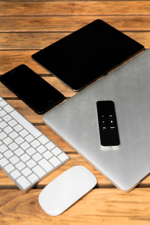Photo Gratis remote control dan berbagai gadget
