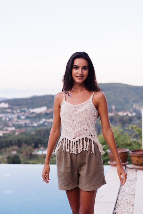 Foto gratuito retrato de feliz mujer romántica tranquila caucásica en look casual con el pelo largo con aretes y collar sobre fondo increíble vista hermosa en montañas verdes
