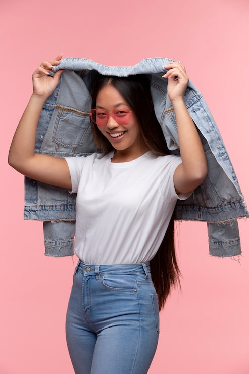 Foto gratuito retrato de joven adolescente con gafas de sol y chaqueta de jean