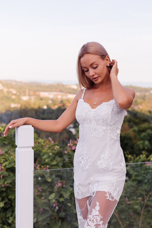 Foto gratuito retrato de mujer europea en vestido de novia con collar y anillo.