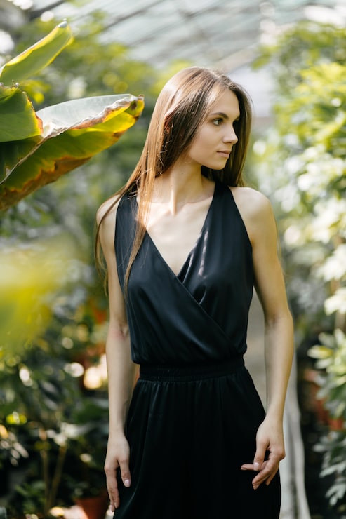 Foto gratuito retrato de una mujer hermosa en el jardín