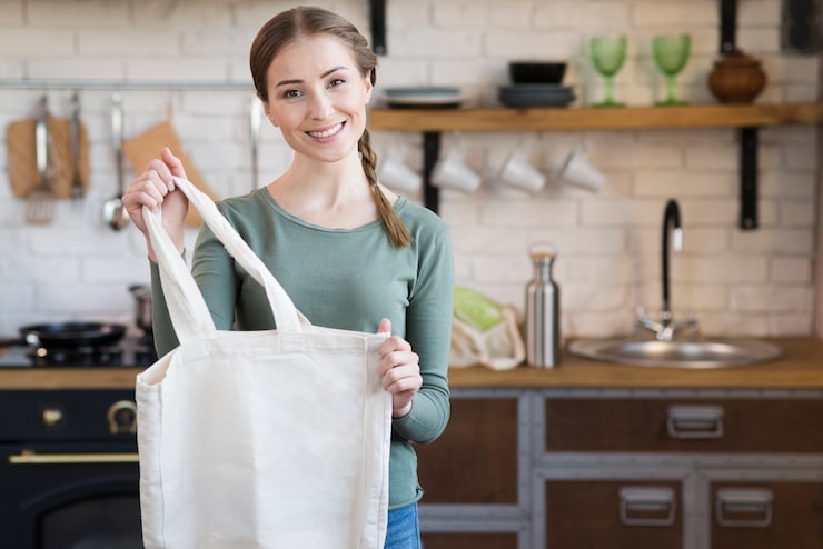 Foto gratuito retrato de mujer joven con bolsa reutilizable