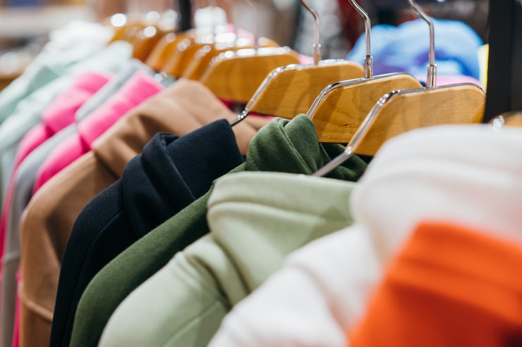 Foto gratuito ropa de moda en colgadores en el espectáculo