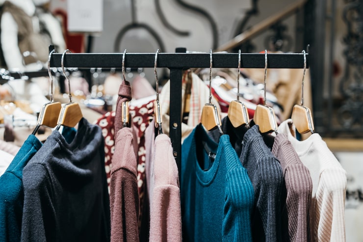 Foto gratuito ropa de moda en colgadores en el espectáculo