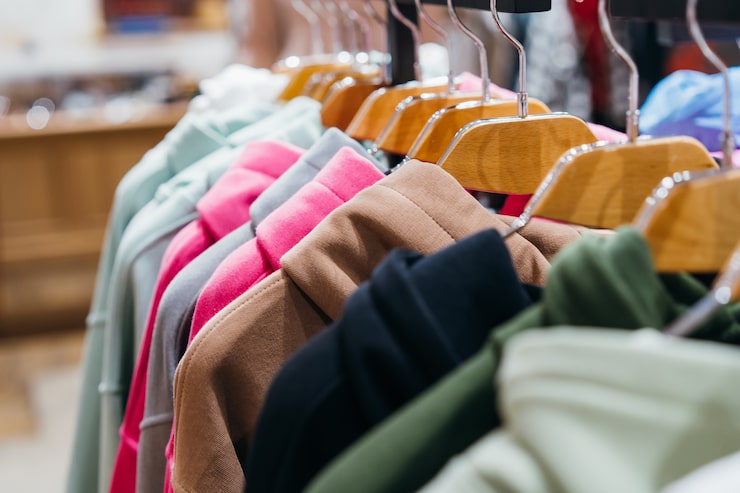 Foto gratuito ropa de moda en colgadores en el espectáculo