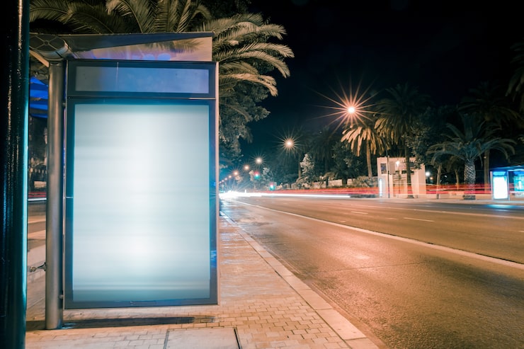 Foto gratuito rutas de luces de automóviles en la caja de luces publicitarias de la ciudad moderna
