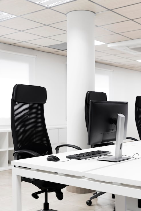 Foto gratuito sala de conferencias vacía con sillas de oficina negras