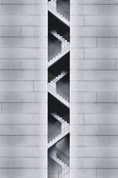 Foto gratuito salida de emergencia monocromática de un edificio.