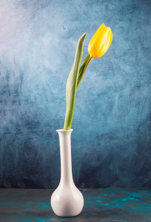 Photo Gratis satu tulip segar ditempatkan di vas elegan