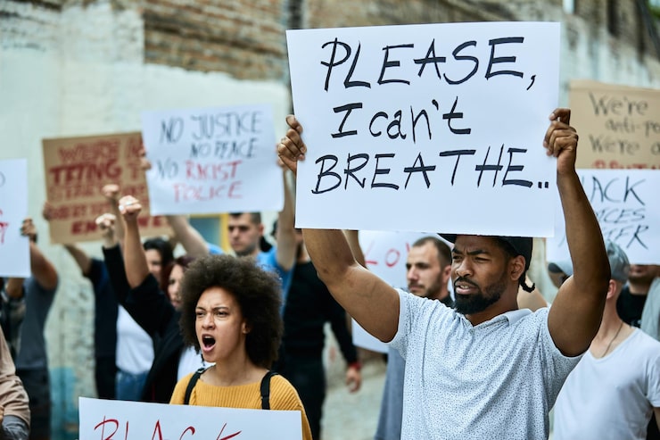 Photo Gratis sekelompok besar orang pada protes black lives matter fokus pada pria kulit hitam yang memegang plakat dengan tulisan please i can't breathe