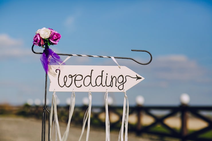 Foto gratuito signo de boda con flores