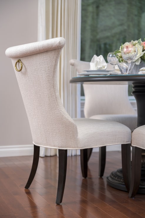 Foto gratuito silla blanca con una mesa con flores en la sala de estar