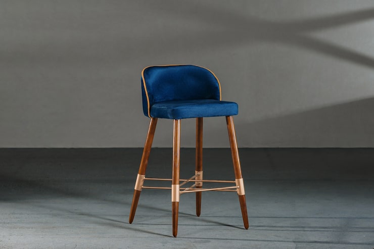 Foto gratuito silla de comedor azul en una habitación con paredes grises