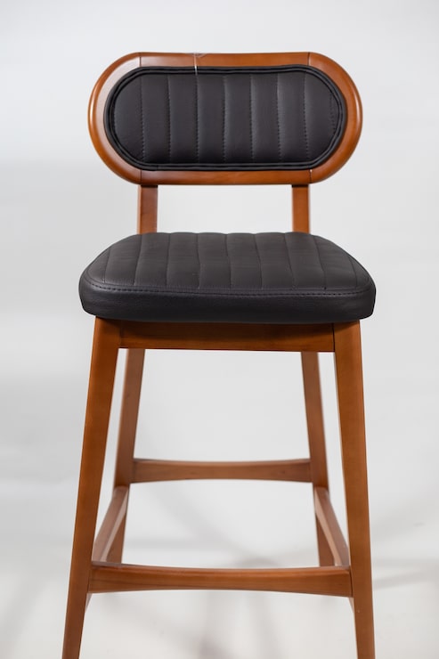 Foto gratuito silla de madera con un asiento de cuero negro aislado en un blanco