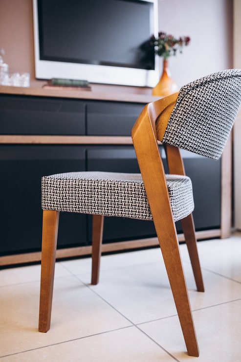 Foto gratuito silla de madera moderna