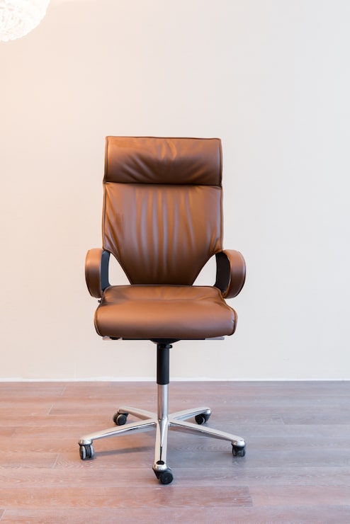 Foto gratuito silla de oficina cómoda