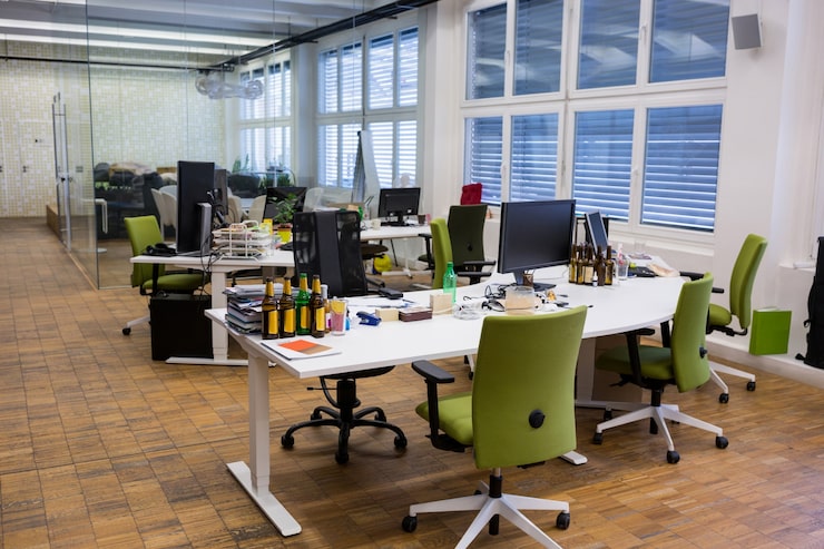 Foto gratuito sillas y mesas vacías en la oficina