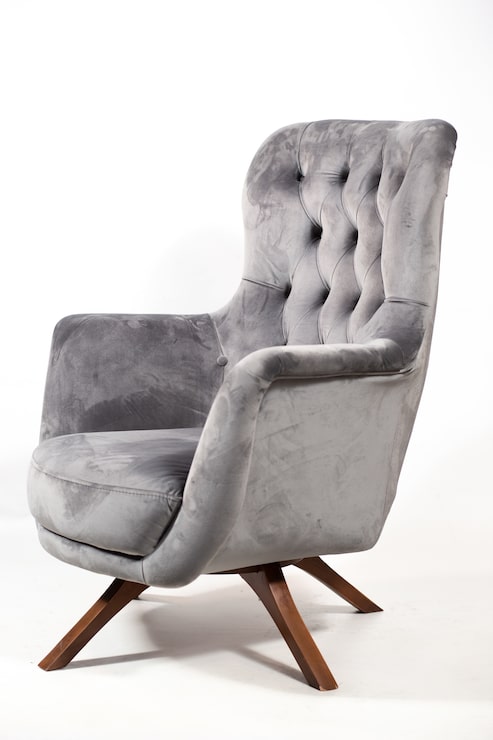 Foto gratuito sillón cómodo gris aislado sobre un fondo blanco