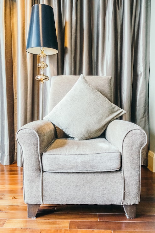 Foto gratuito sillón gris junto a una lámpara