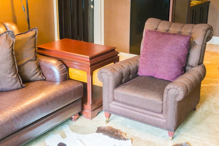 Foto gratuito sillón marrón con almohada púrpura