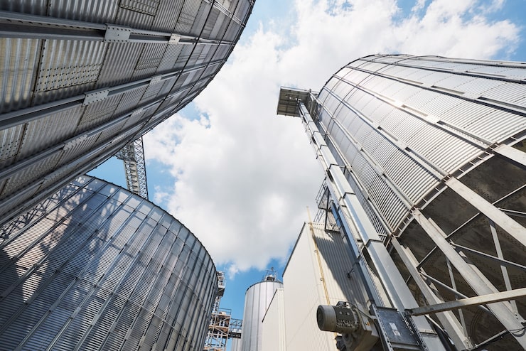 Foto gratuito silos agrícolas. exterior del edificio.