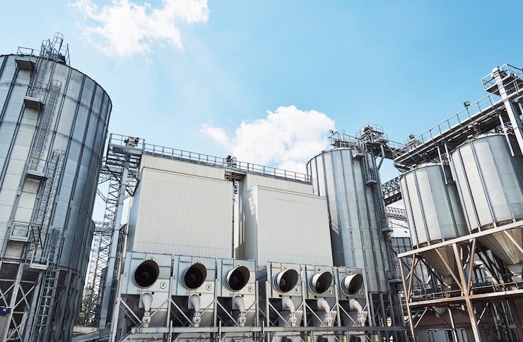 Foto gratuito silos agrícolas. exterior del edificio.