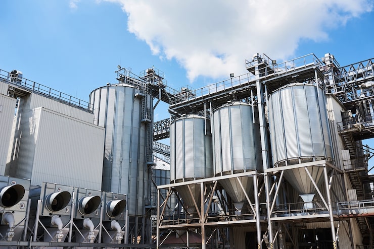 Foto gratuito silos agrícolas. exterior del edificio.