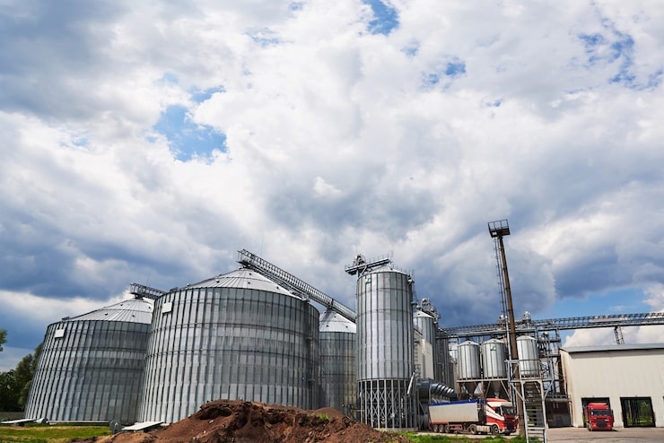 Foto gratuito silos agrícolas. exterior del edificio.