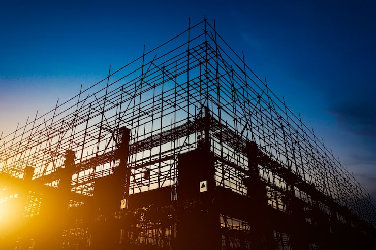 Foto gratuito siluetas de sitio de construcción