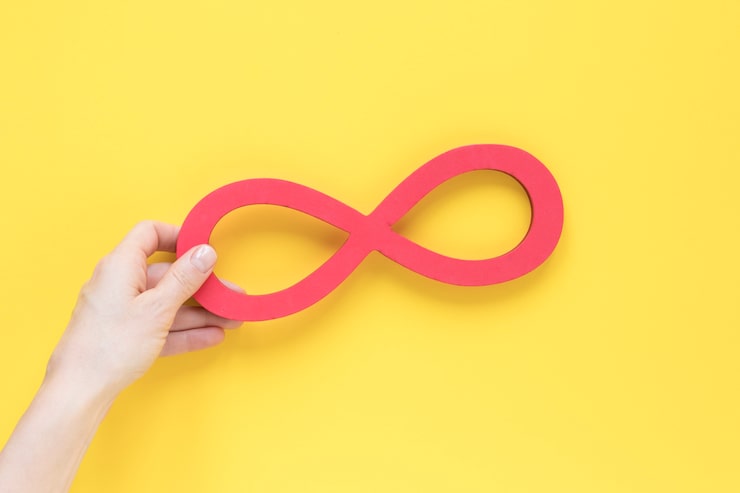 Foto gratuito símbolo infinito de ciencia real en la mano