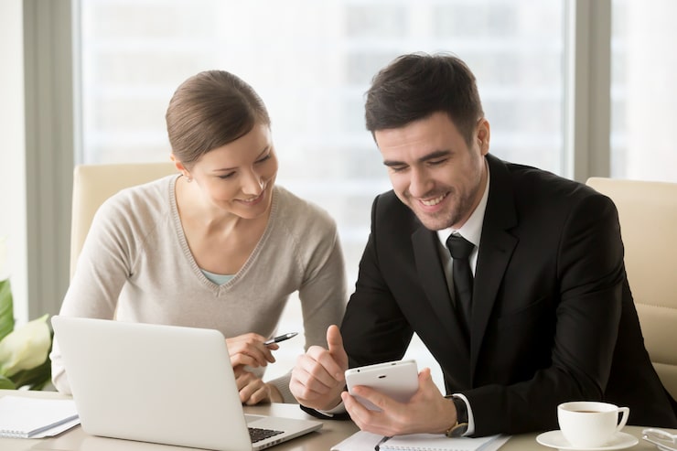 Foto gratuito socios de negocios felices clasificando ideas de inicio
