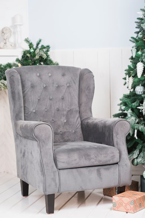 Foto gratuito sofa junto al árbol de navidad