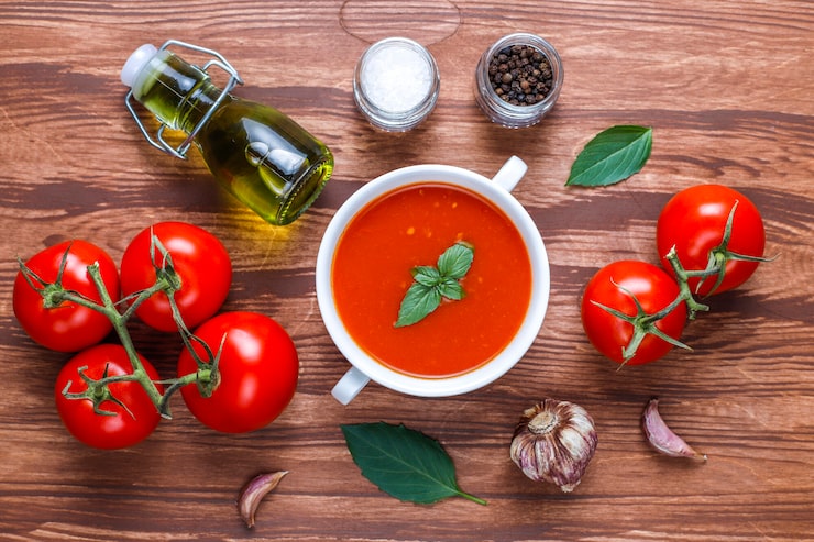 Foto gratuito sopa de tomate con albahaca en un bol.