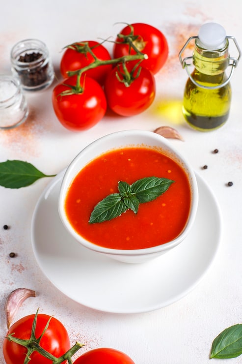 Foto gratuito sopa de tomate con albahaca en un bol.