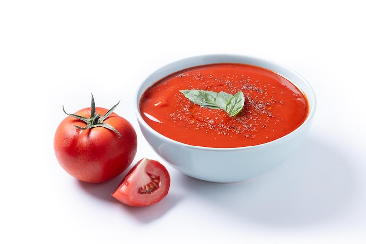 Foto gratuito sopa de tomate casera en un tazón con albahaca