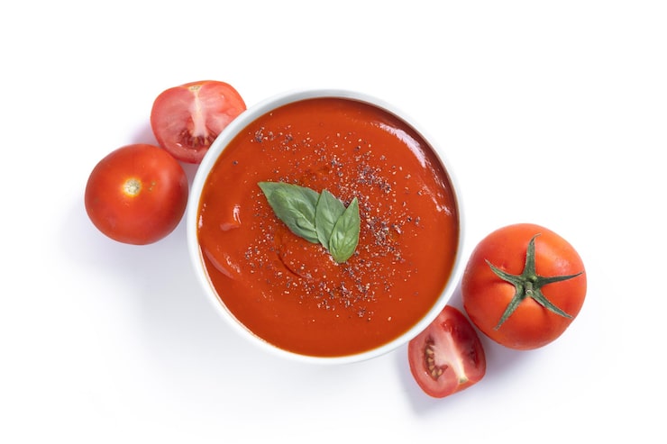 Foto gratuito sopa de tomate casera en un tazón