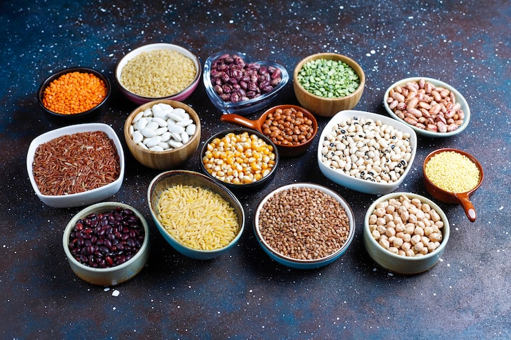 Foto gratuito surtido de legumbres y frijoles en diferentes tazones