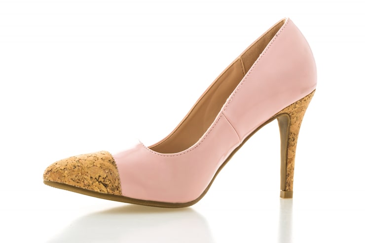 Foto gratuito tacones de aguja de dos plataformas de belleza