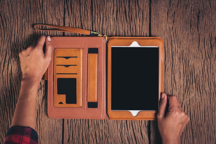 Photo Gratis tampak atas komputer tablet di atas latar belakang kayu