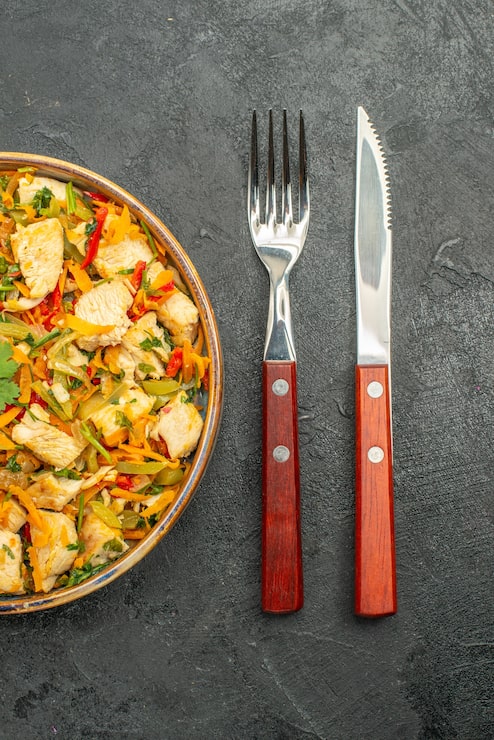 Photo Gratis tampak atas salad ayam lezat dengan sayuran