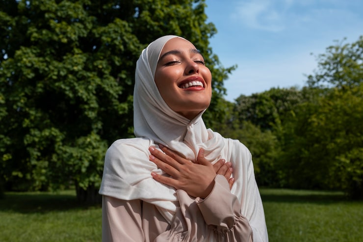 Photo Gratis tampak depan wanita muslim berpose di luar ruangan