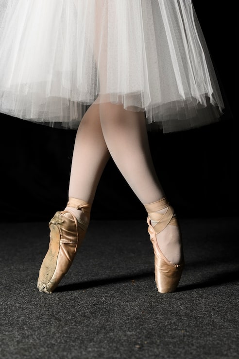 Photo Gratis tampak samping kaki balerina dengan sepatu pointe dan gaun tutu