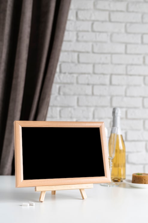 Photo Gratis tampilan depan papan menu dengan botol anggur