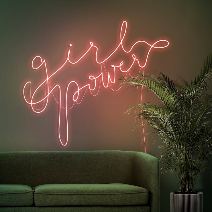 Photo Gratis tanda neon kekuatan wanita di kafe otentik