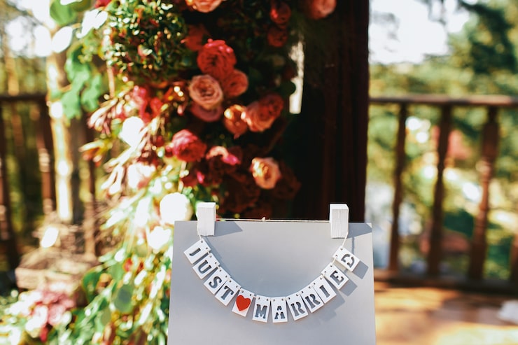 Foto gratuito las tarjetas con letras 'just married' cuelgan en el soporte gris afuera
