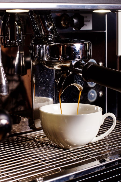 Foto gratuito taza blanca bajo café mashine