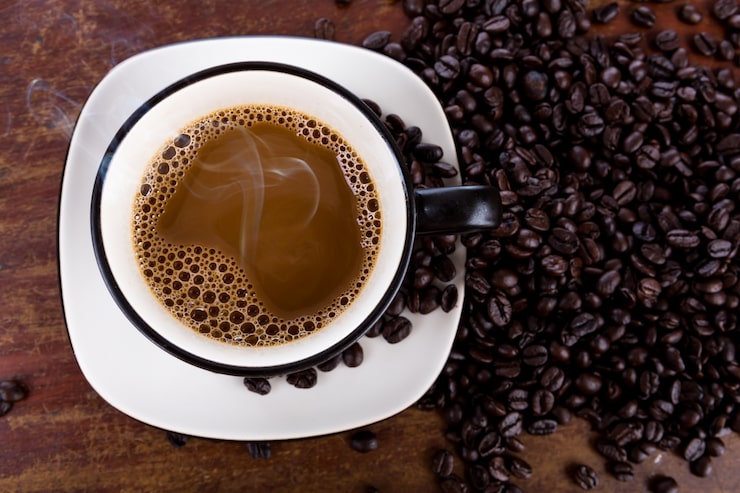 Foto gratuito taza de café y frijoles